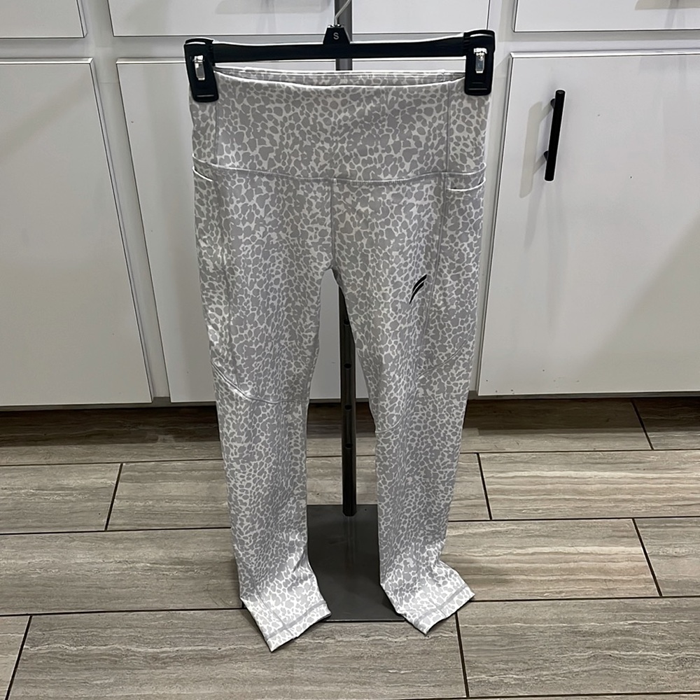 Doyoueven leggings white and gray leopard print. Size small